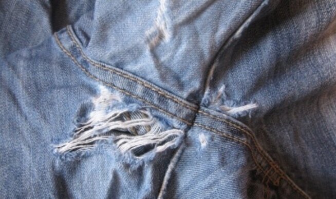 Отличные джинсы, но из-за этой дырки уже не оденешь