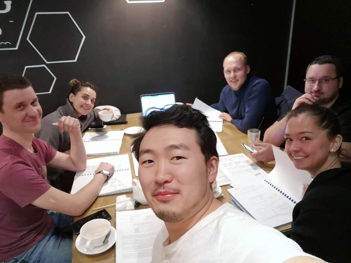 На одном из первых занятий нашу группу разбили на мини-группы, чтобы мы сделали один кейс. С тех пор наша мини-группа так и осталась вместе и приобрела ещё одного игрока.  А это наше первое совместное фото ❤