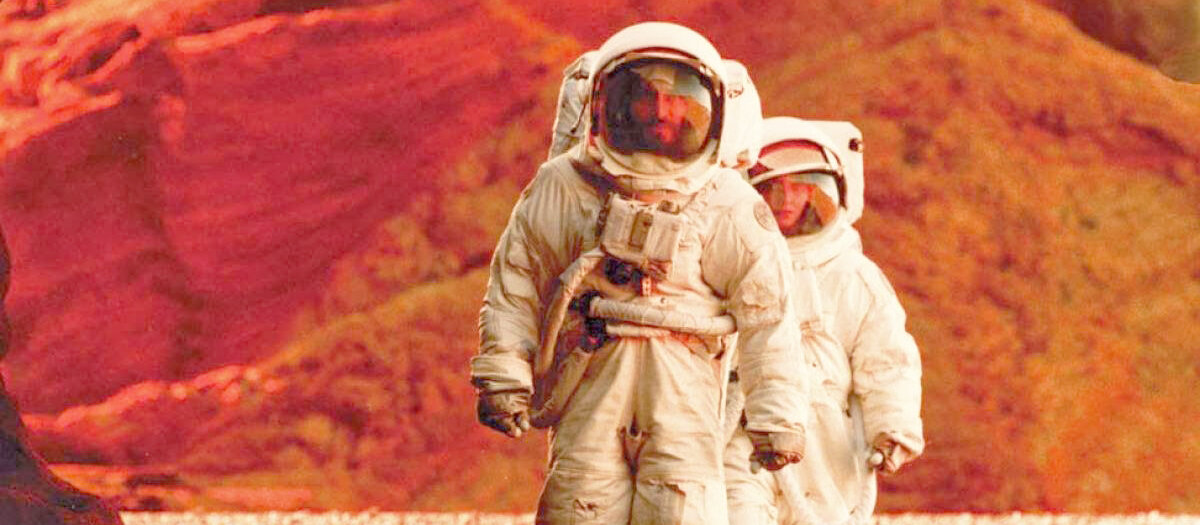 Кадр из фильма "Марсианская одиссея" \ "Stranded" 2001.