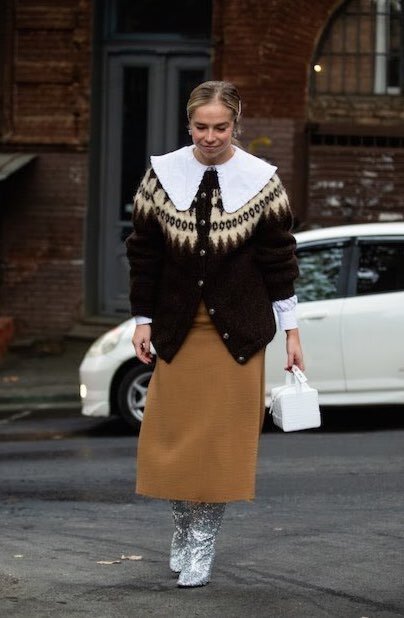 Инфлюенсеры носят их под свитера и джемперы, выправляя ворот. 