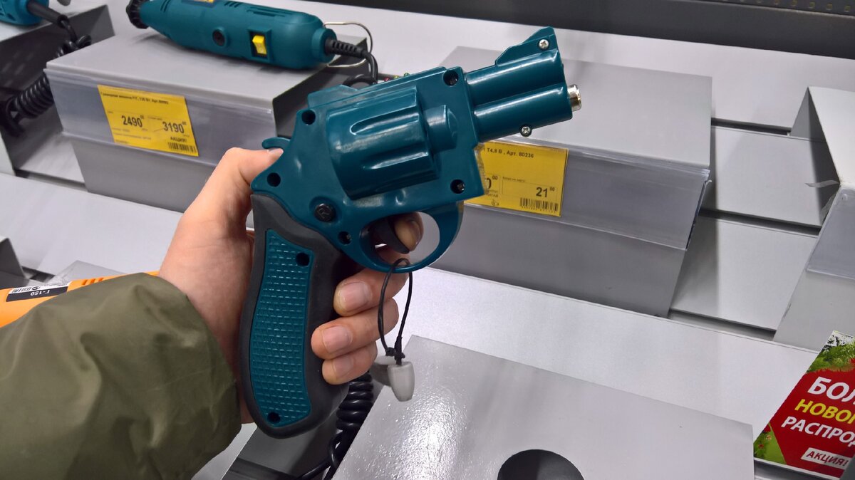 К этой отвертке ещё прилагается кобура.  