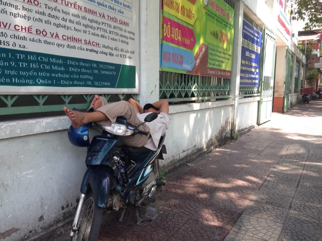 Сон в обед - это не только для мотобайкеров или продавцов на рынке. Будьте готовы, что ваш бухгалтер, нотариус, юрист, управляющий также может лечь спать, несмотря ни на что. Это святое