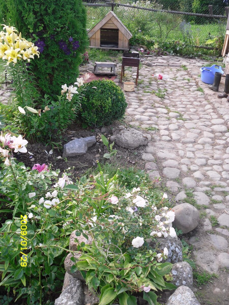 Дорожка вокруг домика из камня