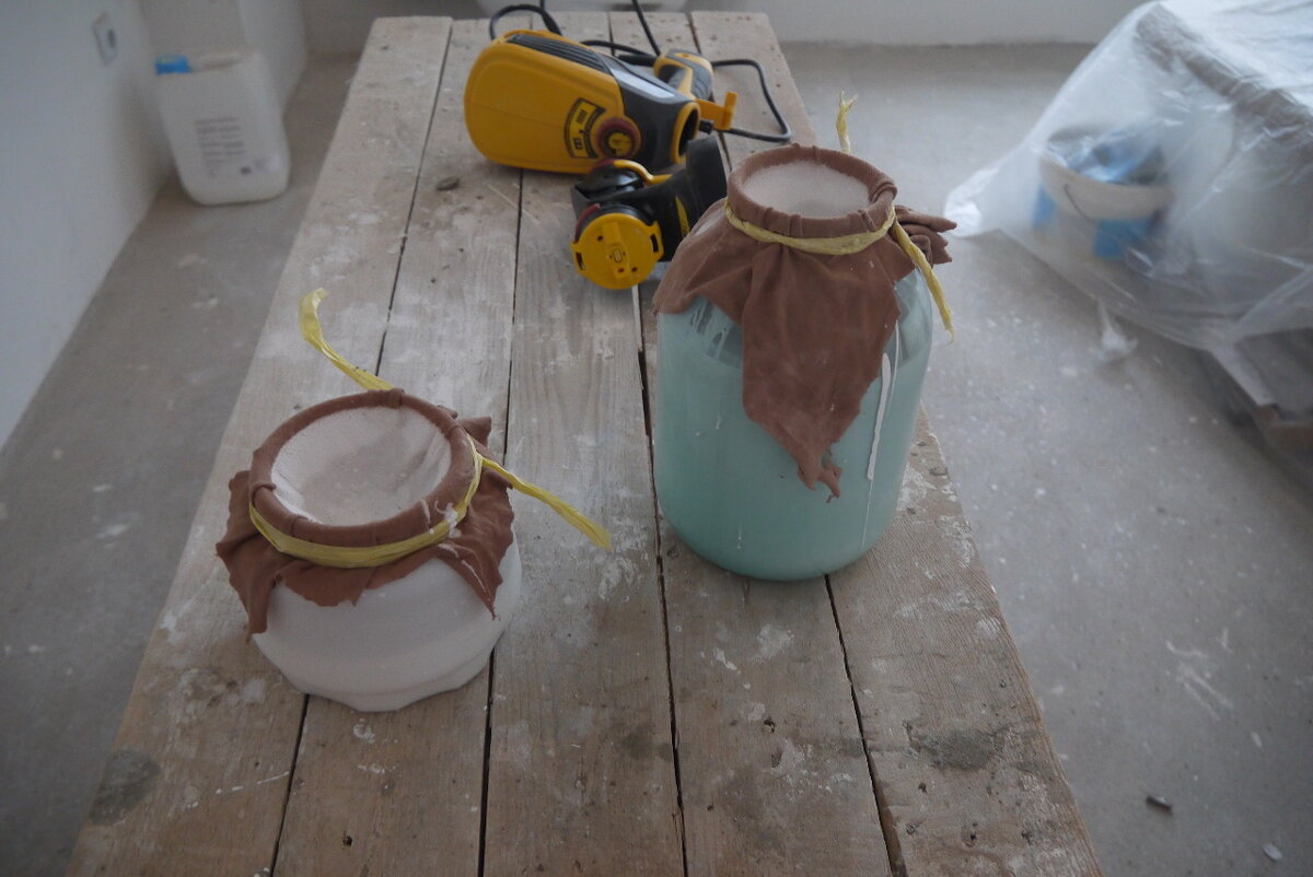 Как покрасить потолок краскопультом