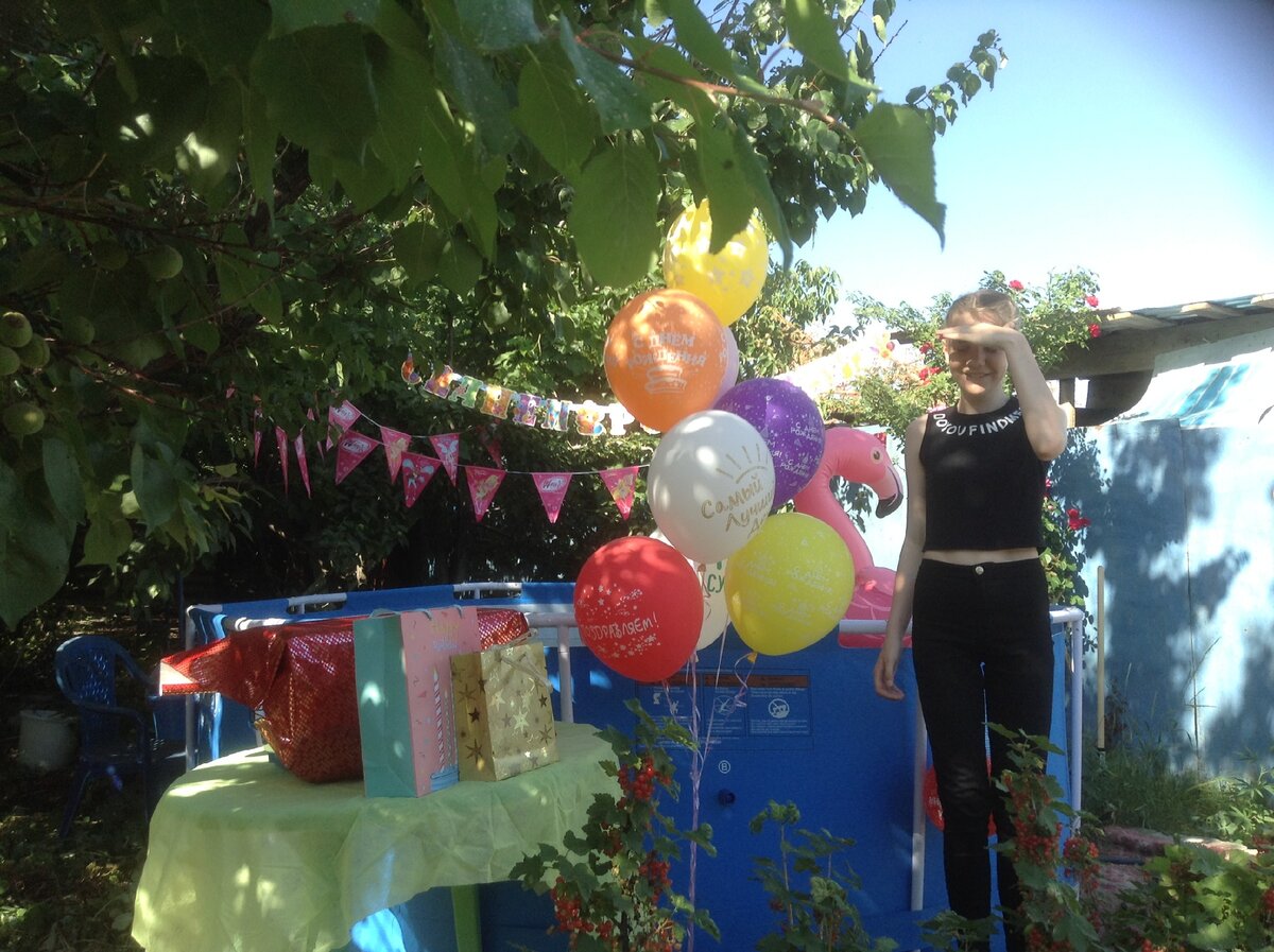 Личное. Кролик там, под красной бумагой. И его не видно еще, хоть бумага уже оттопырилась с другой стороны.