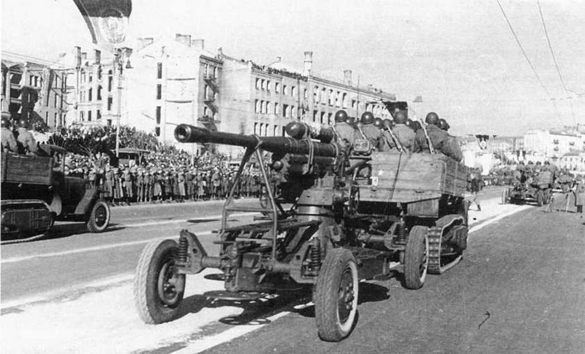 ЗИС-42 буксирует 85-мм пушку 52-К