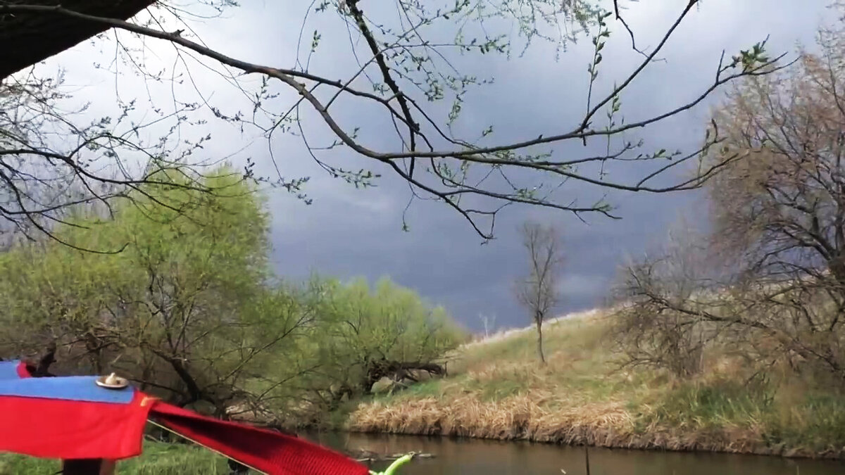 Темное небо над рекой