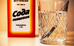 Полоскание теплым (не горячим и не холодным!) раствором соли и соды. В стакане воды растворить по одной чайной ложке соли и соды, полоскать каждые 20-30 минут. Боль будет уходить постепенно.