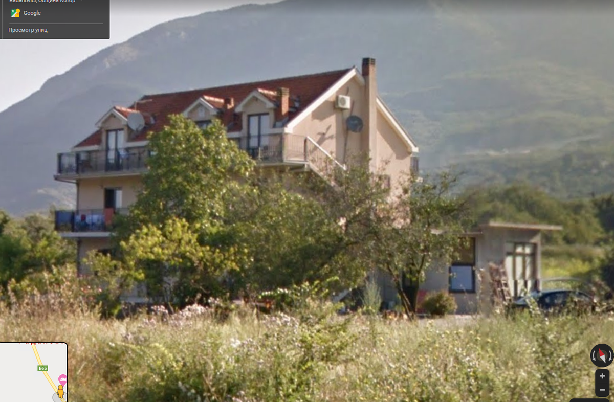 Почему-то у меня нет фотографии того отельчика, но вот так он выглядит на гугл панорамах. Источник сервис Google maps.