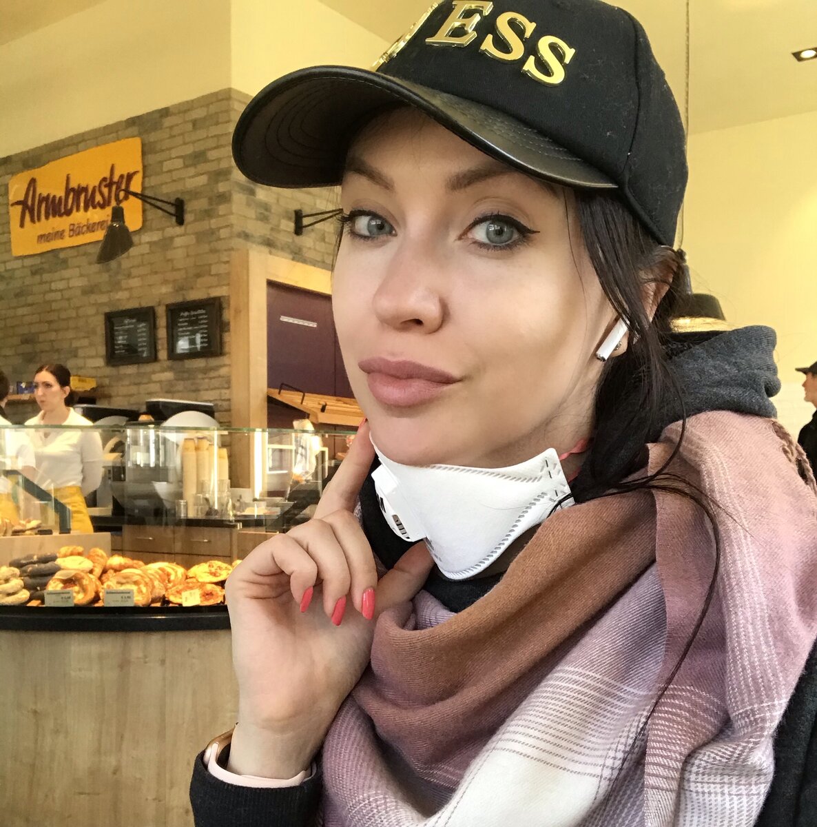 В местном кафе. У каждой кассы стоит антисептик, но продавцы без масок