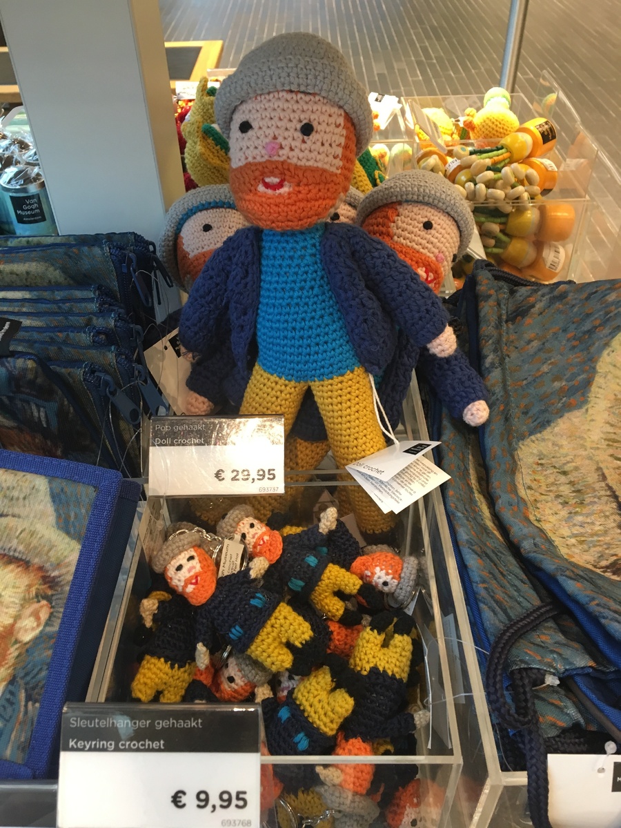 Милый вязаный Винсент из сувенирного магазинчика в Музее Ван Гога в Амстердаме. Кусачая цена, но игрушка прелестная :)