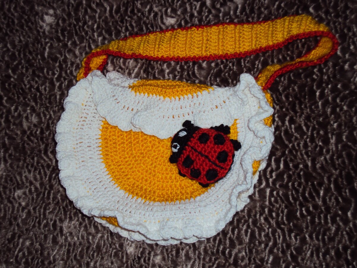 Сумочка - ромашка с божьей коровкой - шуршалкой.