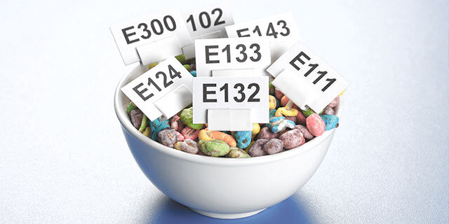 Список опасных продуктов

1. Глутамат натрия (Е621). Продукты, содержащие добавку Е621, вызывают у организма зависимость. У мышей в определённых дозах вызывает слепоту. Является самой массовой добавкой. Глутомат натрия накапливаясь в организме, может вызывать тяжелейшие приступы.
2. Транс-жиры. Масло жирностью меньше 72% употреблять нельзя, это обыкновенный транс-жир.
3. Малосольная рыба в пластиковых тарах. Малосольная рыба хранится недолго и только в масле.
4. Арахис. Это генно-модифицированный продукт. В него вживляется ген петунии, чтобы его не атаковали насекомые. Поэтому арахис почти всегда свежий и презентабельно выгляди.
5. Крабовые палочки. Это обыкновенная соя, смешанная с крабовой эссенцией. Почти 95% сои – это ГМО (генно-модифицированный продукт
6. Крупы и каши быстрого приготовления, хлопья на завтрак с ароматизаторами и красителями идентичными натуральным.
7. Сладкие газированные напитки. Такие напитки в первую очередь вызывают жажду и, к тому же, содержат очень много сахара. Орторо-фосфорная кислота убивает микроорганизмы. Кроме того, бензоат натрия (Е211), который используется как консервант, угнетает ферменты, что приводит к нарушению обмена веществ и ожирению.
8. Колбасы – содержат до 40% скрытых жиров и массу вкусовых добавок. Некоторые колбасы, сосиски, сардельки, на 80% состоят из трансгенной сои.
9. Курица. То, что мясо “накачивают” практически безвредными наполнителями – это многие знают, но в него добавляют большое количество гормонов вызывая гормональный дисбаланс.
10. Ароматизированные чаи. В них добавлено неимоверное количество красителей и кислот.
11. Майонез, кетчуп, соусы. Майонез полон транс-жиров, которые являются канцерогенными и вдобавок вызывают повышение уровня холестерина. Нельзя есть майонезы, особенно в пластиковых упаковках. Уксус выделяет из пластика те самые канцерогенные вещества! Майонез содержит огромное количество консервантов и стабилизаторов.
12. Картофельные чипсы, сухарики. Из-за особенностей приготовления в чипсах образуется уйма канцерогенов — веществ, провоцирующих рак.
13. Соки в пакетах. Ни о каких натуральных соках речь идти не может! В России эти соки делают из Китайского сырья 50% химия и 50% сыворотка фруктов или законсервированных фруктов.
14. Жевательные конфеты, пастила в яркой упаковке, чупа-чупс. Содержат огромное количество сахара, химические добавки, красители, заменители.
15. Сухофрукты. Диетологи не рекомендуют сухофрукты, обработанные раствором сернистой кислоты или сернистым газом. А по технологии подобной обработке у нас подвергают яблоки, груши и большую часть абрикосов. Курага без двуокиси серы имеет более темный, до бурого, цвет. Обработанные сухофрукты желательно замачивать на несколько минут в чуть теплой воде, тогда большая часть двуокиси серы перейдет в раствор.
16. Растительное масло это 99,9 % жира.
17. Бульонные кубики. Готовые супы. Главный ингредиент в составе кубиков – это соль (50-60%). Еще треть в их составе – это глютаматы (усилители вкуса), главная опасность которых заключается в том, что они – сильные канцерогены.
18. Творог в “пакетиках”. В его составе присутствуют сухое молоко и растительные жиры, во многих из них творога НЕТ ВООБЩЕ.
19. Лапша быстрого приготовления. Если хотите её поесть просто не добавляйте приправ (даже сухих). На 95% и больше всех приправ, соусов, сухих продуктов содержат глутомат натрия. Сама лапша обычно создана из натуральных продуктов (вода, мука, яичный порошок).
20. Продукты для детей от крупных производителей содержат ГМО. Компаниями-нарушителями оказались Nestle, Gerber, Semper, Kolinska, Valio, Friesland Nutrition.
21. Сметана. Многие “сметаны” в пластиковых стаканах это растительные жиры и “продукт сметанный термизированный”. Массовая доля жира “нормальной” сметаны выше 20%. Обесжиренные – уже с консервантами.