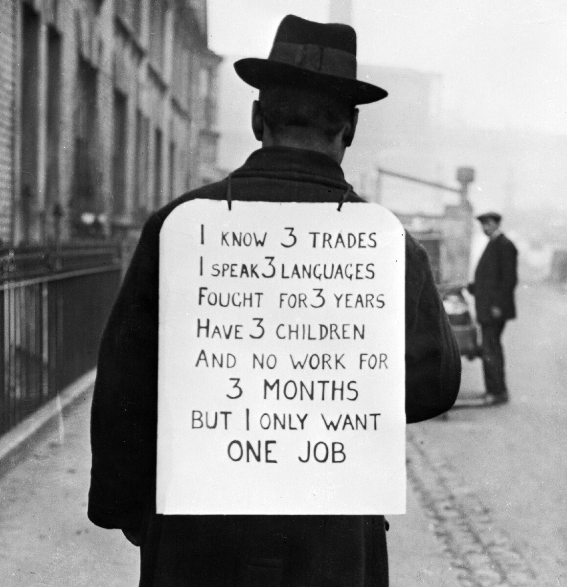 Знаменитое резюме: «У меня три специальности. Я знаю три языка. Три года провел на фронте. У меня трое детей. Я три месяца не у дел, но мне нужна всего одна работа». 1935 год. Фото: Общественное достояние. 