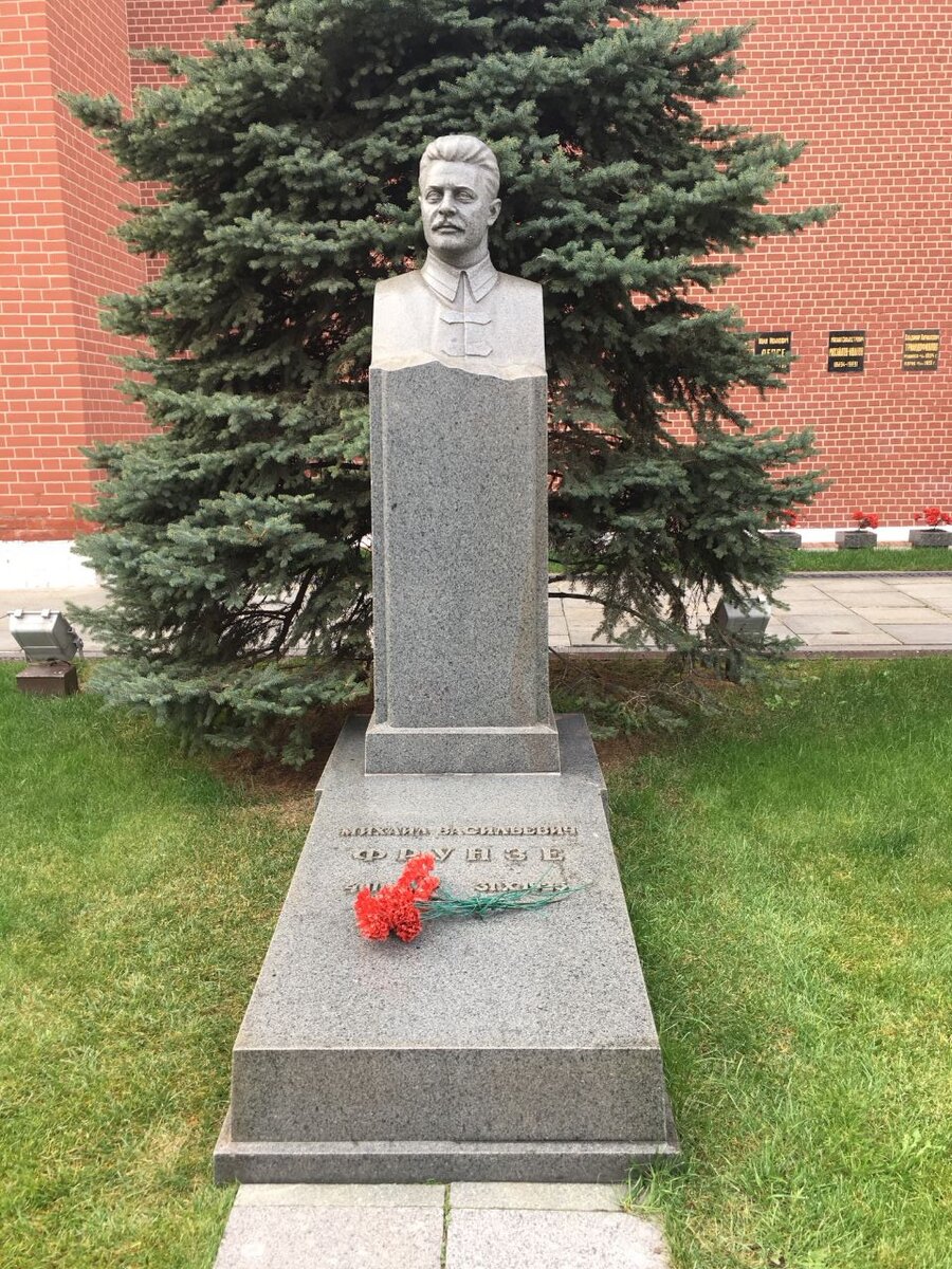 Дзержинский похоронен. Могила Феликса Дзержинского. Могилы у кремлевской стены Свердлов.