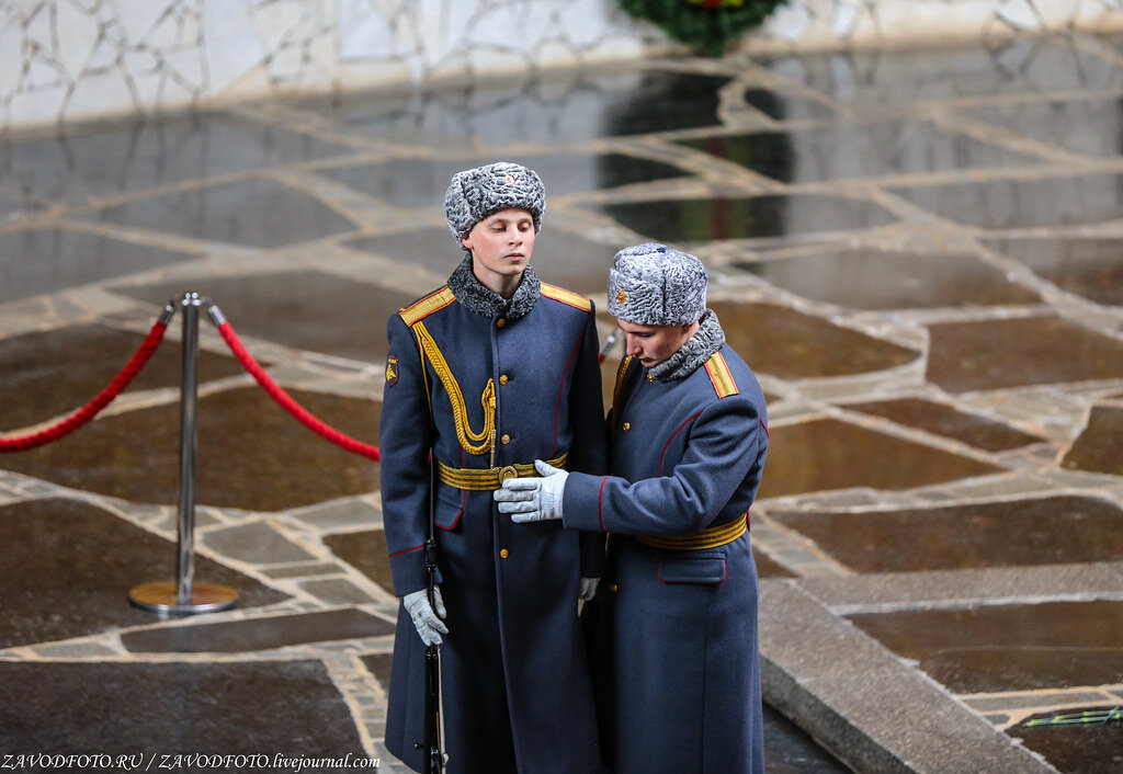 Мамаев курган смена караула расписание 2024. Караул на Мамаевом Кургане. Смена караула на Мамаевом Кургане. Мамаев Курган Волгоград смена караула. Волгоград город герой Почетный караул Курган.