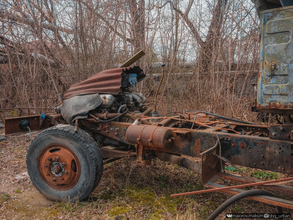 Подошел к брошенной технике на окраине закрытого завода. Хозяин нашелся мгновенно