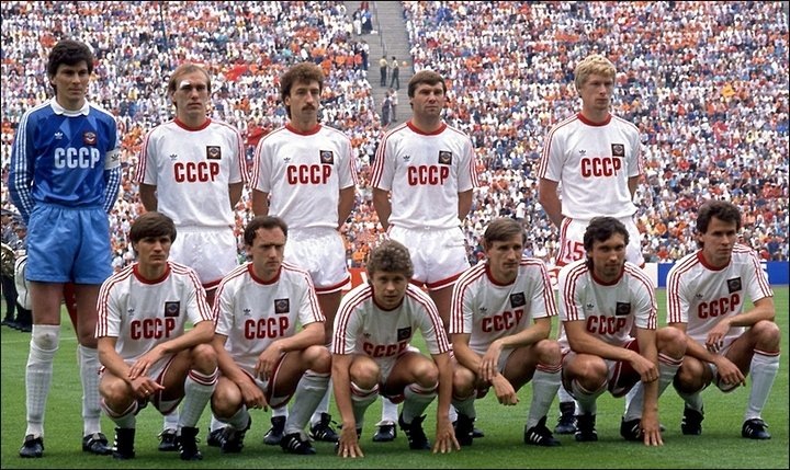 25 июня 1988 года. Сборная СССР перед финальным матчем с Голландией. Слева направо: верхний ряд – Ринат Дасаев, Вагиз Хидиятуллин, Сергей Алейников, Анатолий Демьяненко, Алексей Михайличенко; нижний ряд – Василий Рац, Игорь Беланов, Александр Заваров, Сергей Гоцманов, Олег Протасов, Геннадий Литовченко. Фото с сайта rusteam.permian.ru 