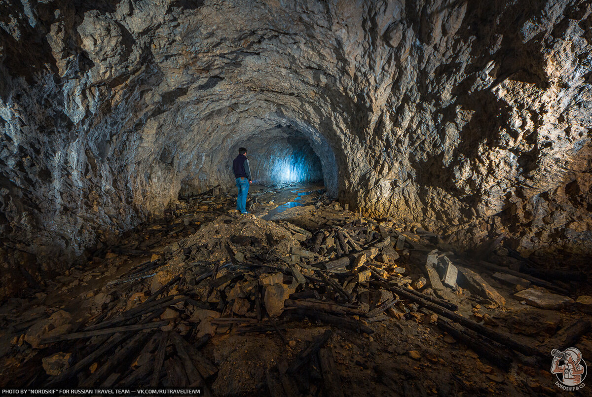 Нашли в горах подземный тоннель — чем глубже спускались, тем сильнее был подземный гул! ??