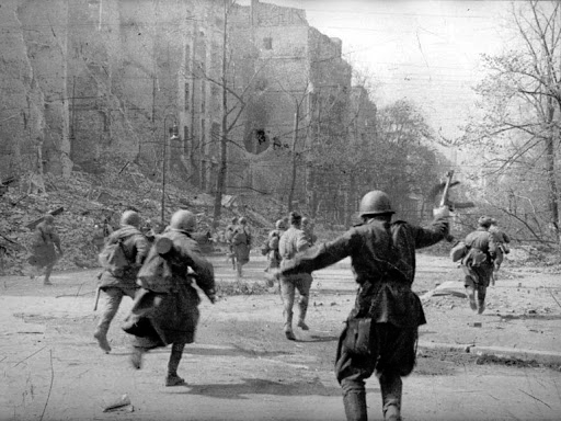 Уличный бой в Берлине.