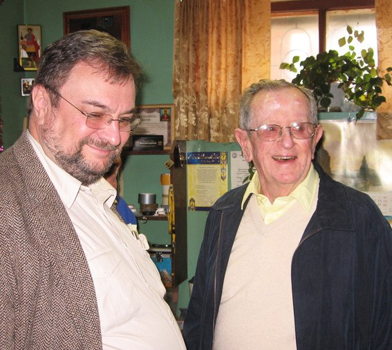 Лу Бэнтл(справа), источник фото - http://houseofhope.ru/%D0%BE-%D0%B4%D0%BE%D0%BC%D0%B5/rwer.html