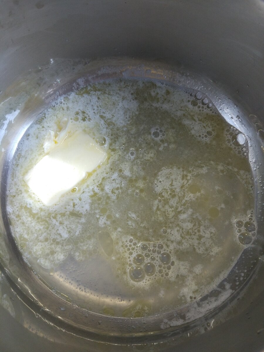  Масло и воду довести до кипения.