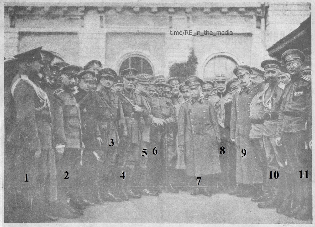 Фотография - май 1917, незадолго до отставки генерала М.В. Алексеева.
На фото:
1. Начальник штаба Верховного главнокомандующего А.И. Деникин
2. Начальник морского штаба адмирал Русин
3. Майор Эдвардс (англ. союзник)
4. Генерал Барчер (англ. союзник)
5. Генерал Ромен (итал. союзник)
6. Полковник Моренго (итал. союзник)
7. Верховный главнокомандующий генерал М.В. Алексеев
8. Генерал Коанда (румын. союзник)
9. Первый генерал-квартирмейстер генерал Юзефович
10. Первый генерал-квартирмейстер генерал Марков
11. Командир Георгиевского батальона (батальон охраны Ставки главнокомандующего) полковник Тимоновский