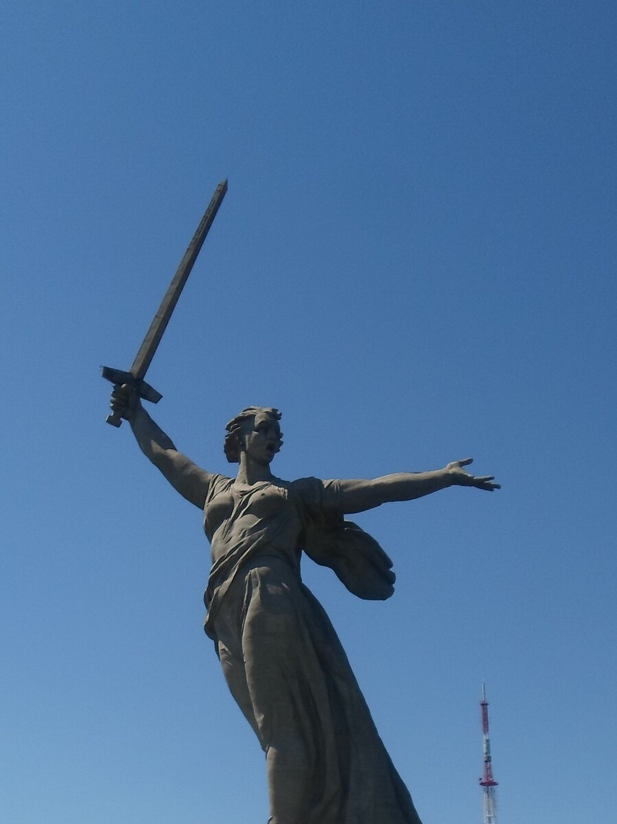 Родина Мать держит в руках меч выкованный на Урале и зовет своих сыновей на защиту родного Отечества. И сыны пришли, отстояв жизни будущих поколений, ценою своих жизней. Фото мое 