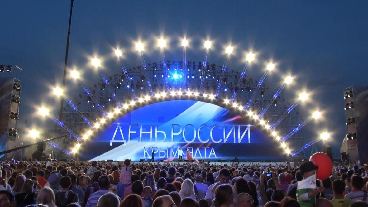 Праздничный концерт, посвящённый Дню России на набережной в Ялте. 12.06.2014.
Кадр из фильма.