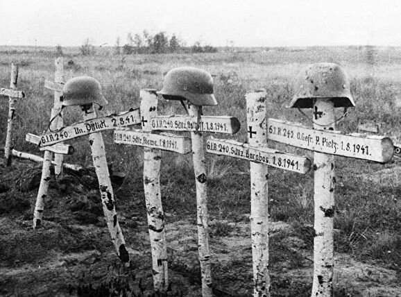 могилы немецких солдат в августе 41 года, продолжаются бои на смоленской земле