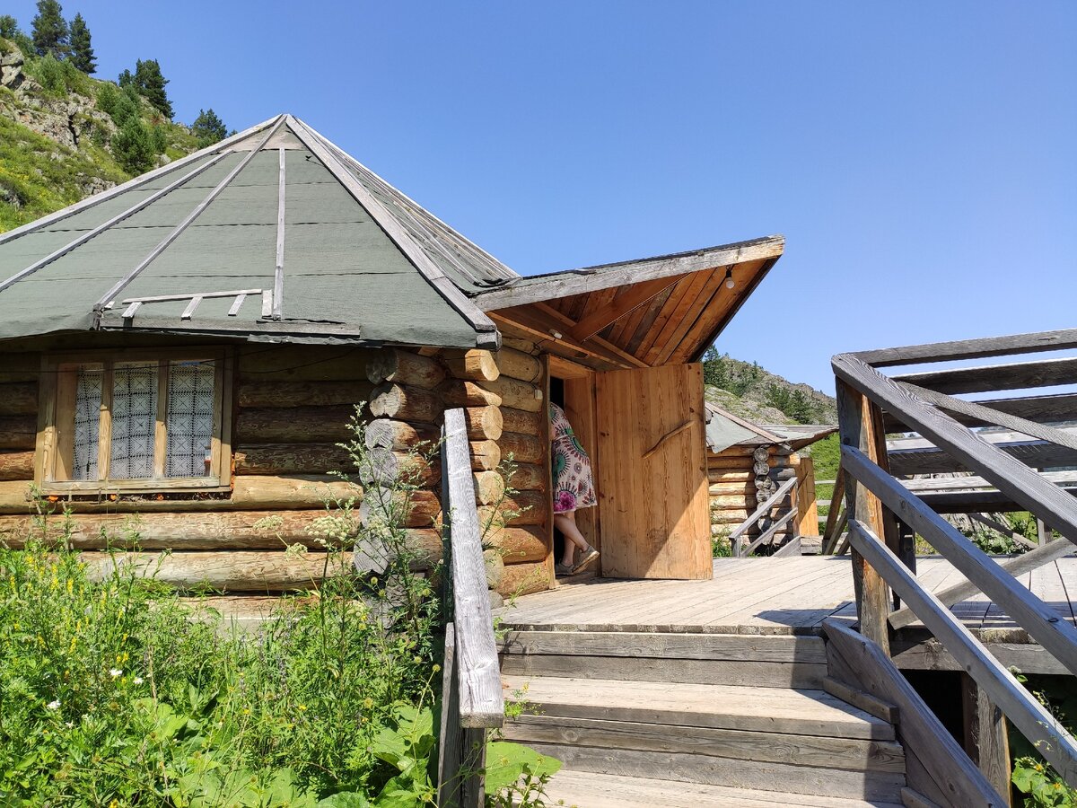 Фото автора. Заглядываем в избушку, куда нас любезно пригласили на чай.