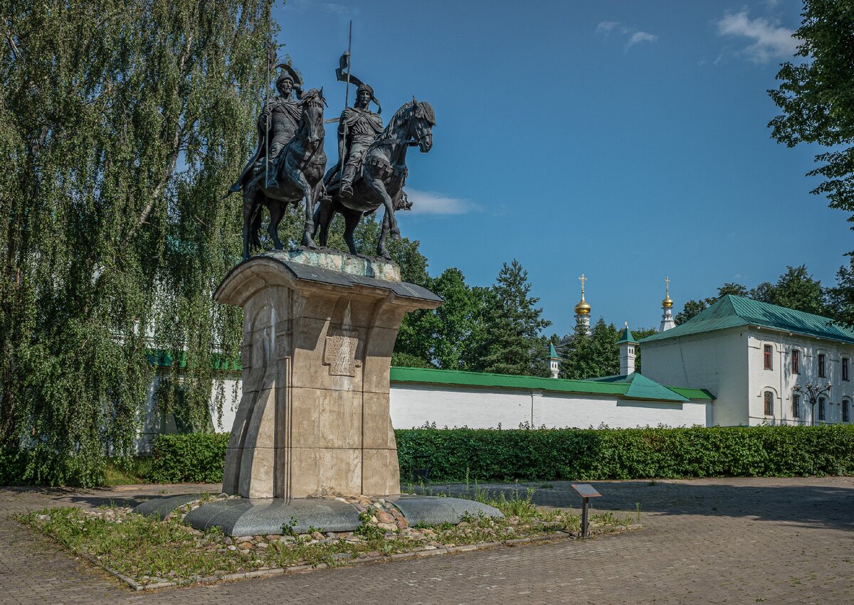 Памятник свв. кн. Борису и Глебу (2006 г.)