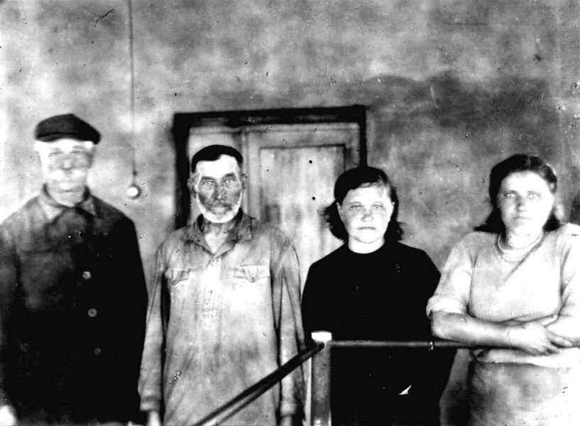 Рабочие насосной станции 2-го подъема, 1943 год. Второй слева – Андрей Павлович Долюк, лучший слесарь-инструментальщик треста «Водоканализация»