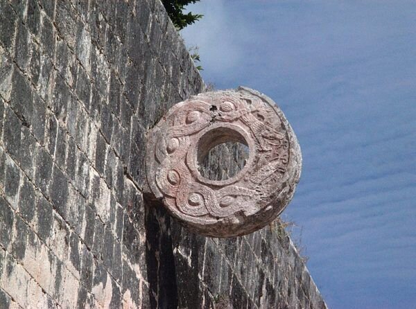 Чичен-Ица ​​- каменное кольцо на детской площадке