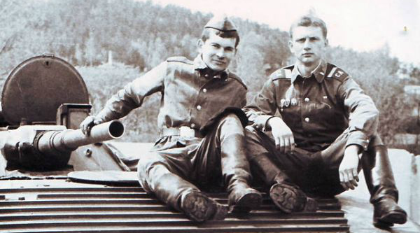 У старшего сержанта — виден значок парашютиста.