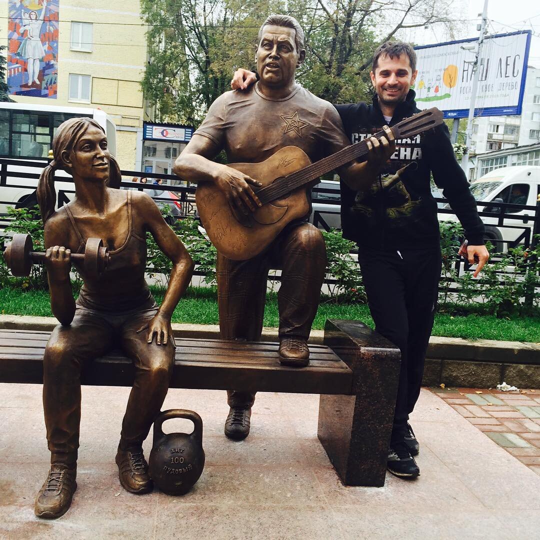 расторгуев николай памятник в люберцах. памятник любэ в люберцах. памятник ребята с нашего двора люберцы. памятник дуся агрегат в люберцах. дуся агрегат любэ памятник.