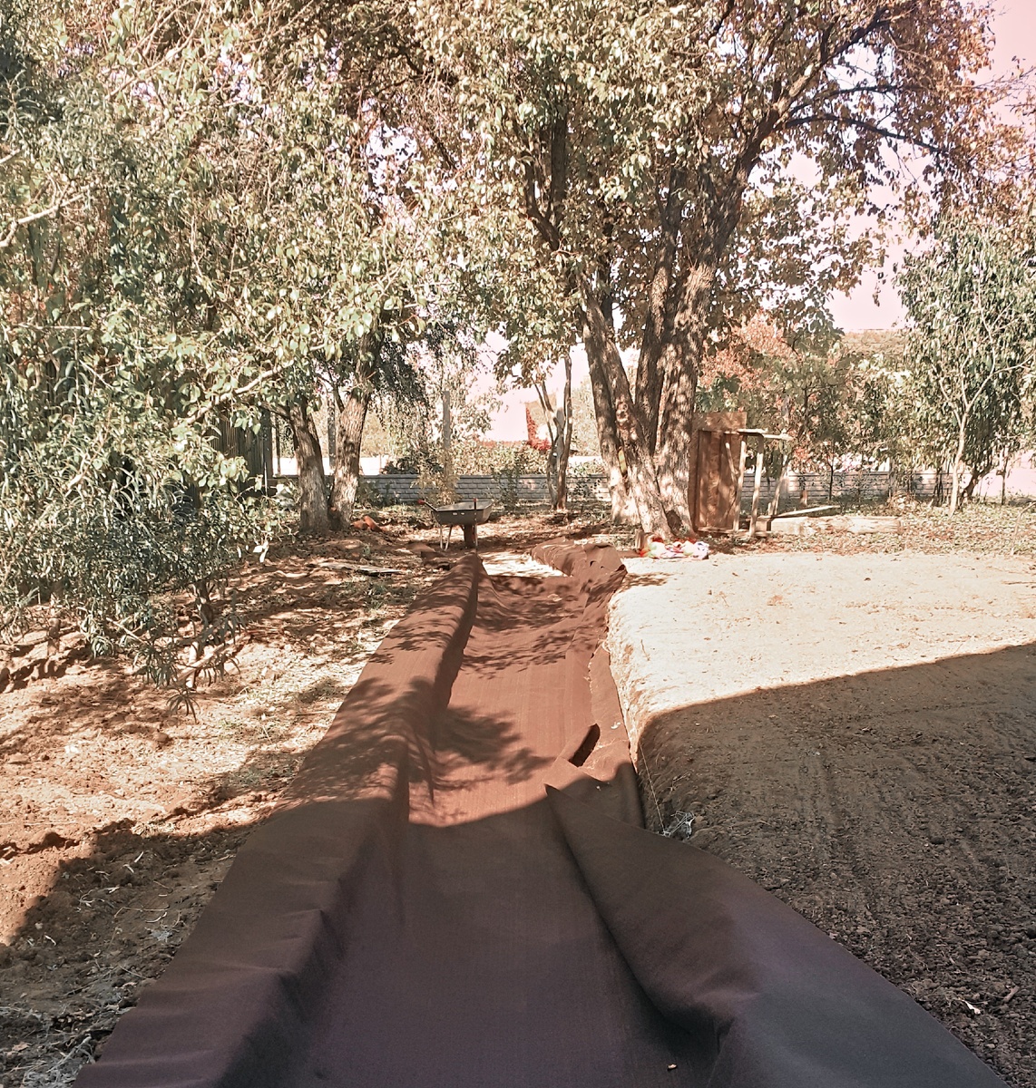 Пока строится дом делаем тропинку в сад.