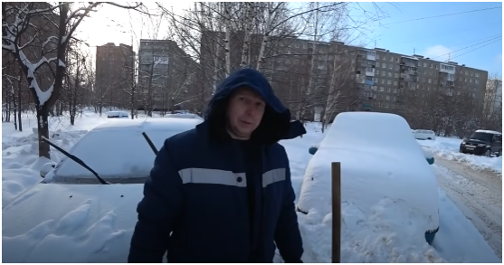 Рис. 1 - Рядом с заснеженным джипом