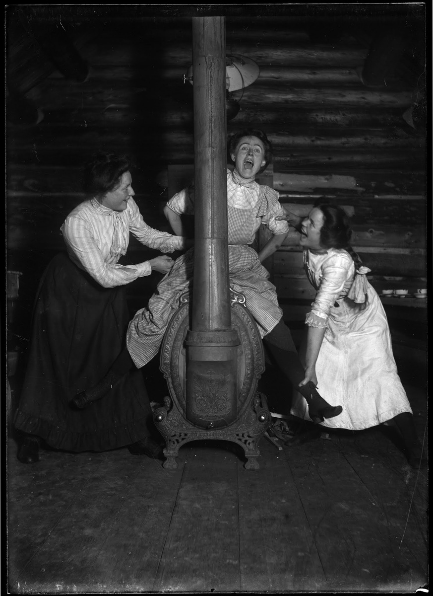 Мэтти Гантерман (на плите) и Энн и Роуз Уильямс, кухня шахты Нетти Л., Фергюсон, ок. 1903 г. (Публичная библиотека Ванкувера)