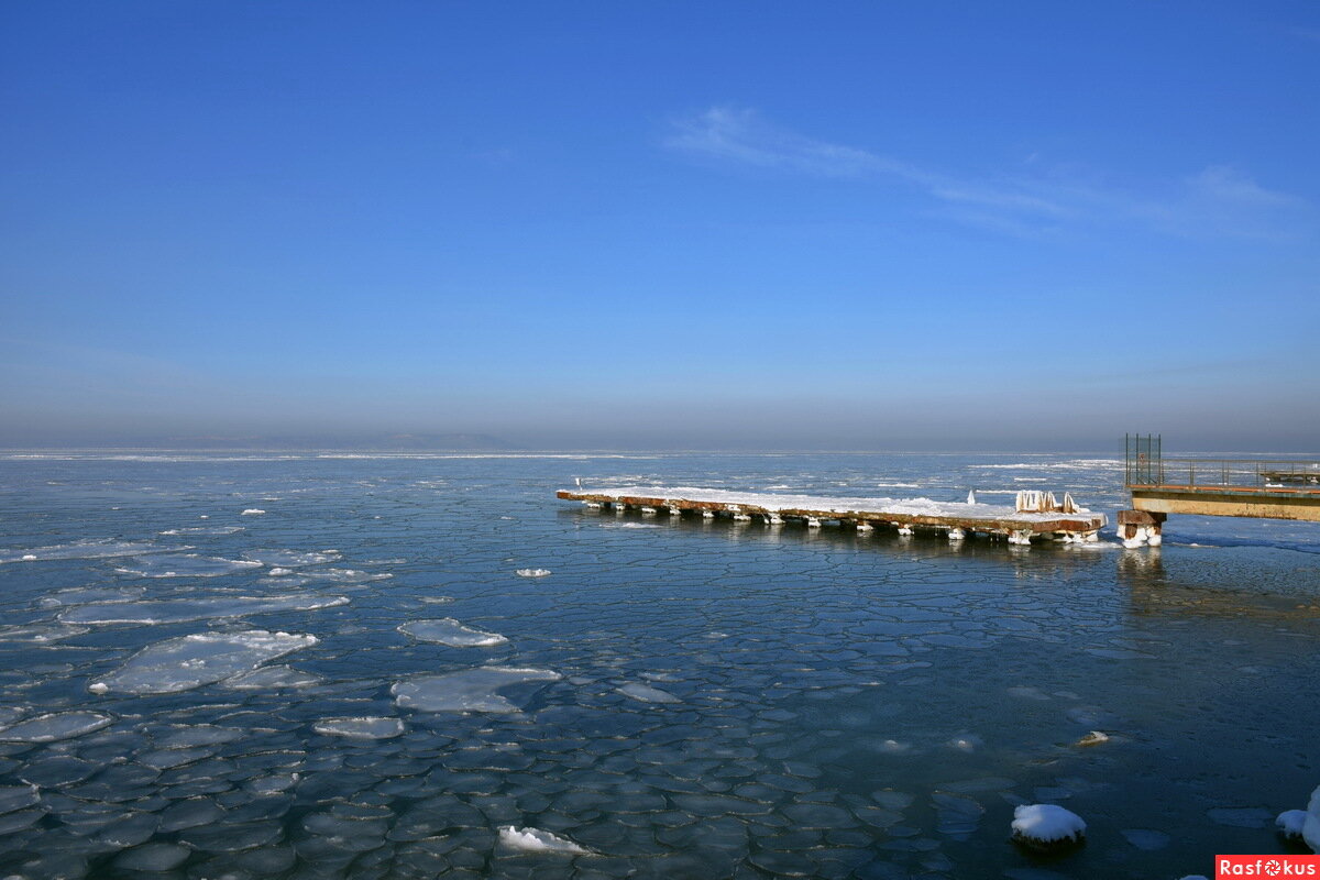Амурский залив среди других акваторий Приморского края наиболее глубоко вдаётся в сушу и отличается значительной изрезанностью береговой линии. От открытого моря он отгорожен полуостровом Муравьёва-Амурского и протяжённой цепью островов архипелага Евгении. Вследствие относительно континентального климата, в заливе наблюдается наиболее раннее образование льда.