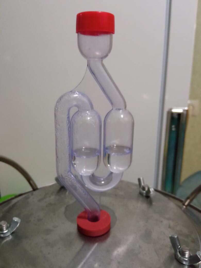 Брожение окочено, вода в гидрозатворе уровнялась.