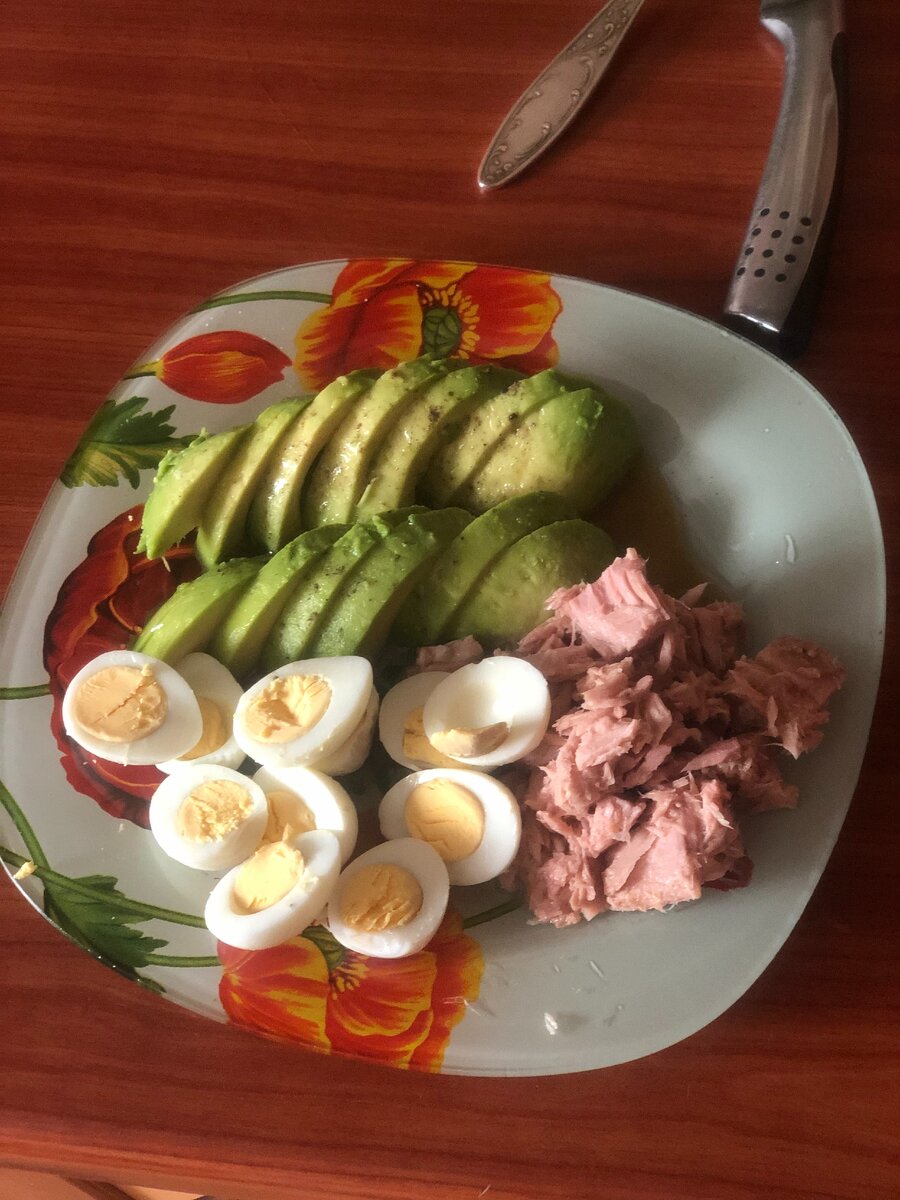 Пару раз делала такой супер простой салатик - тунец, авокадо и перепелиные яйца. 