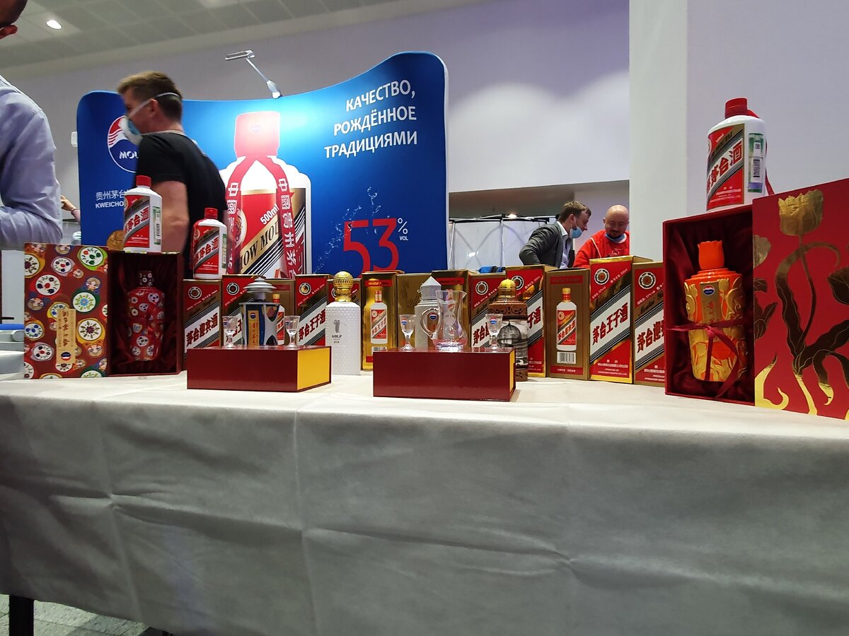 Стенд едреного Китайского дистиллята Moutai - шикарный образец того, как можно издеваться над злаковыми