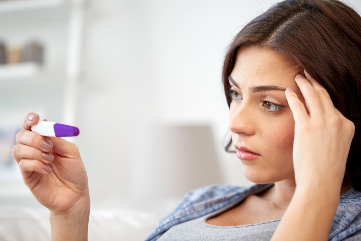 Диагностика беременности, особенно ранних сроков, представляет значительные трудности. Так как некоторые эндокринные заболевания, стрессы, а также прием лекарственных препаратов могут имитировать состояние беременности. Но бывает так, что тест на определение беременности выдает отрицательный результат беременности при ее наличии. Разберемся, в каких случаях это происходит и почему бывает ложноотрицательный результат теста. При беременности на отрицательный результат теста влияют разные факторы.
•	Самая банальная причина – это ошибки в расчетах менструального цикла. Многие женщины знают предполагаемую дату следующих месячных. Но не исключены колебания в сторону увеличения или уменьшения цикла, которые не всегда учитываются. Избежать ошибок в вычислении поможет календарь менструаций, который необходимо вести каждой женщине.
•	Неправильное проведение теста на определение беременности. Ознакомиться с инструкцией стоит до его использования, что исключит вероятные ошибки. Несмотря на схожий метод работы, каждый тест имеет свои особенности. Следует обратить внимание, когда нужно проводить сбор мочи, на какое время и до какого уровня погружать тест в мочу.
•	Некачественный или тест с истекшим сроком годности. Поэтому при покупке следите за целостностью упаковки, выбирайте известных производителей.
•	Слишком ранний срок для теста, когда организм еще не выработал достаточное количество гормона хорионического гонадотропина.
•	Прием лекарств или мочегонных препаратов перед тестированием. Моча разбавляется, и уровень ХГЧ может значительно снизиться. Поэтому накануне не следует пить много жидкости.
•	Беременность при отрицательном результате теста бывает из-за аномалий развития плода, внематочной беременности, замершей беременности или риска выкидыша1.
Покупайте тесты проверенных производителей и строго следуйте инструкции, тогда у вас будет меньше рисков столкнуться с ошибкой при определении беременности. Для определения беременности с первого дня задержки менструации, проведите домашнее тестирование с экспресс-тестами на беременность Evitest.
Evitest – надежные* и быстрые** тесты для определения беременности с первого дня задержки:
•	Высокая точность (99%) определения беременности при тестировании с первого дня задержки*.
•	Широкий ассортимент.
•	Более 15 лет на рынке РФ***.
