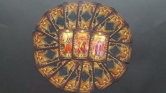 Фото автора . Две женщины одного мужчины.