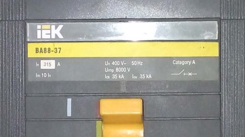 Параметры силового автомата ИЕК BA88-37 на передней панели