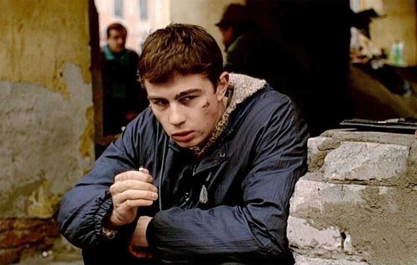 Кадр из фильма "Брат", на фото Сергей Бодров в образе Данилы. Фото из открытого источника.