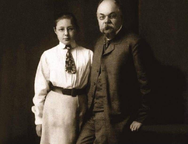 Профессор Московского университета Иван Цветаева с дочерью, юной гимназисткой Мариной Цветаевой. 1905 г., Санкт-Блазиен, Шварцвальд.