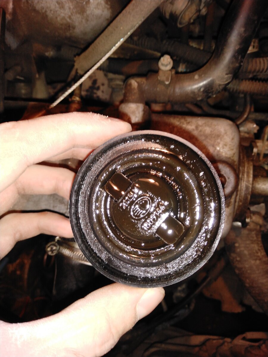  пример отложений на крышке масло заливной горловины в виде песочка