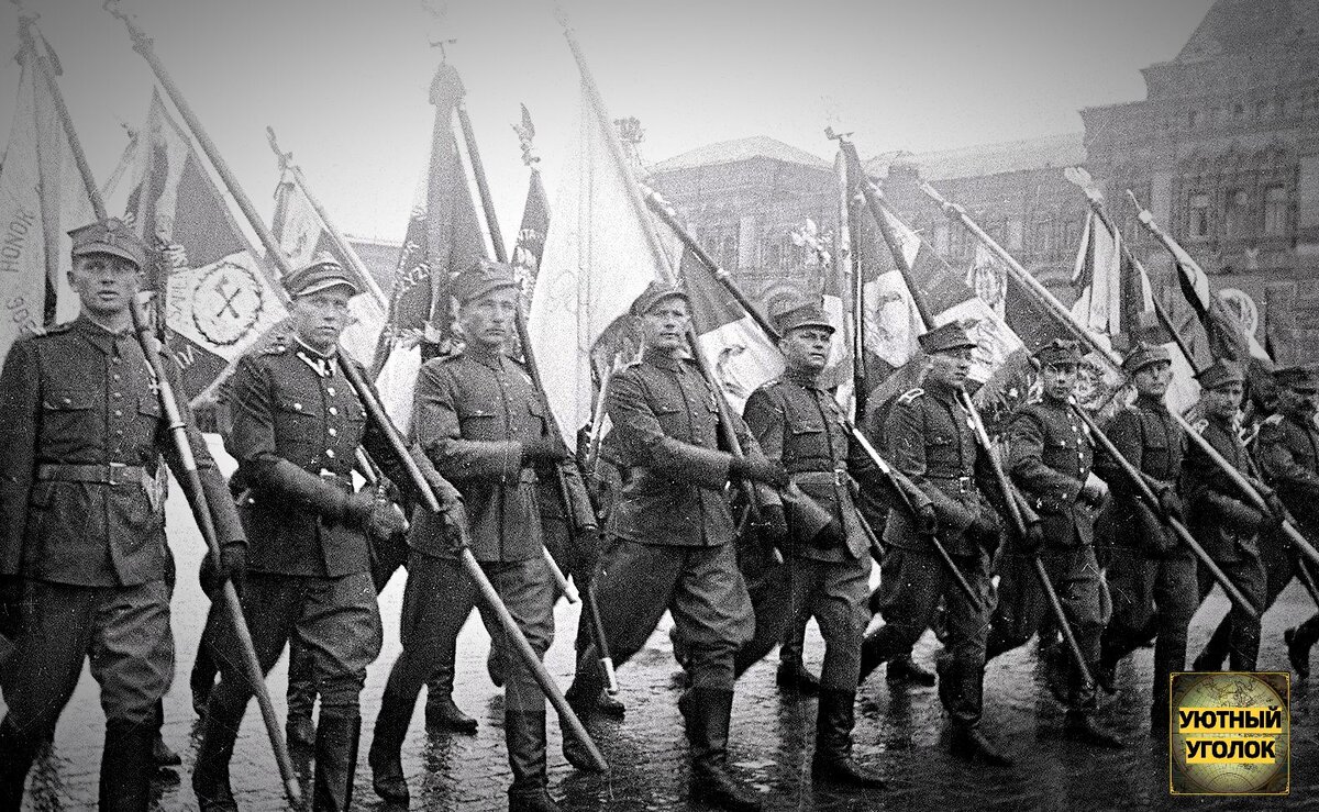 Первая армия Войска Польского во время Парада Победы. Обратите внимание - просто так бы их туда никто не пригласил.